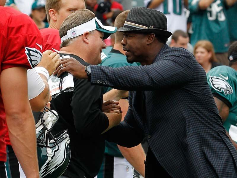 Eagles Fans Greet Donovan McNabb With A Huge Applause